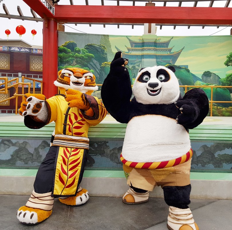 Meet and greet with Po and Tigress from Kung Fu Panda at the park’s Universal Plaza